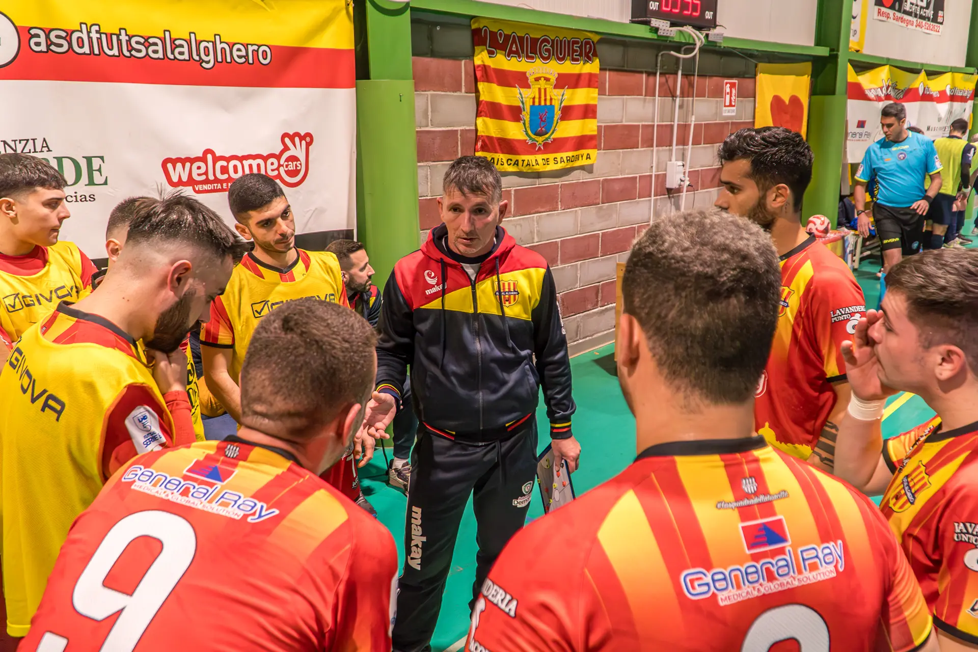 Mister Monti sulla panchina della Futsal Alghero (foto concessa @MauroMadau)