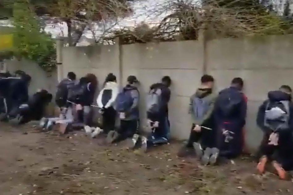 Studenti francesi costretti in ginocchio dalla polizia. E il ministro dell'Istruzione si dice sconvolto