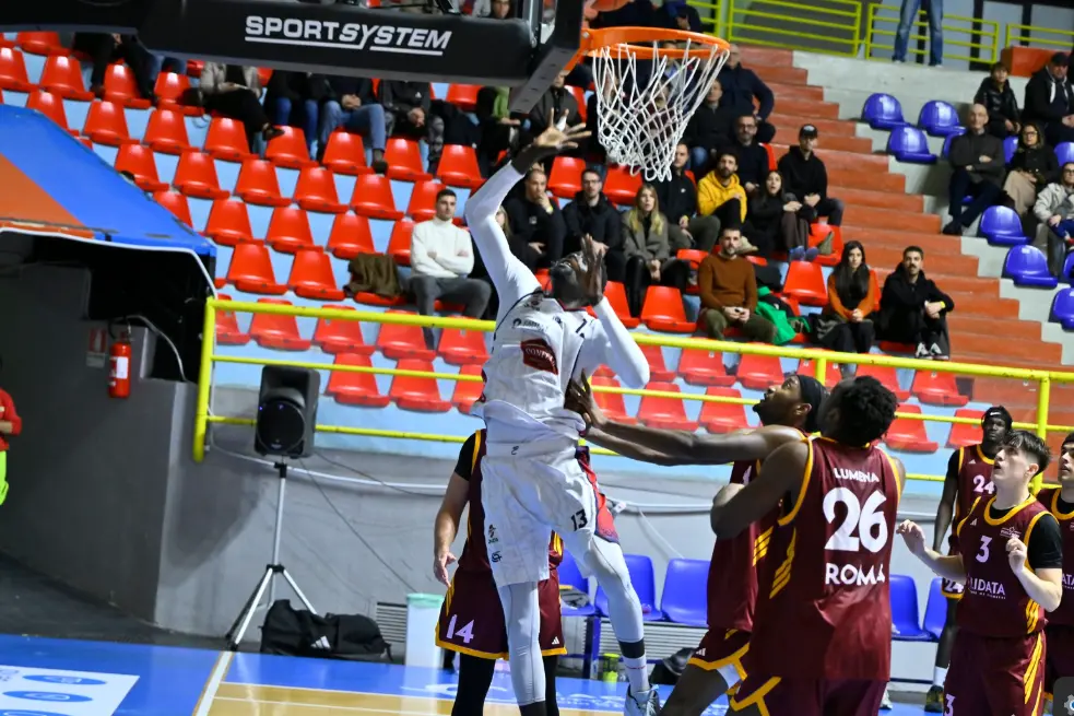 Thiam, pivot dell'Esperia, tira a canestro (foto Chiaramida)