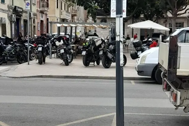 Le moto parcheggiate nella piazza della Consolata (foto Pala)