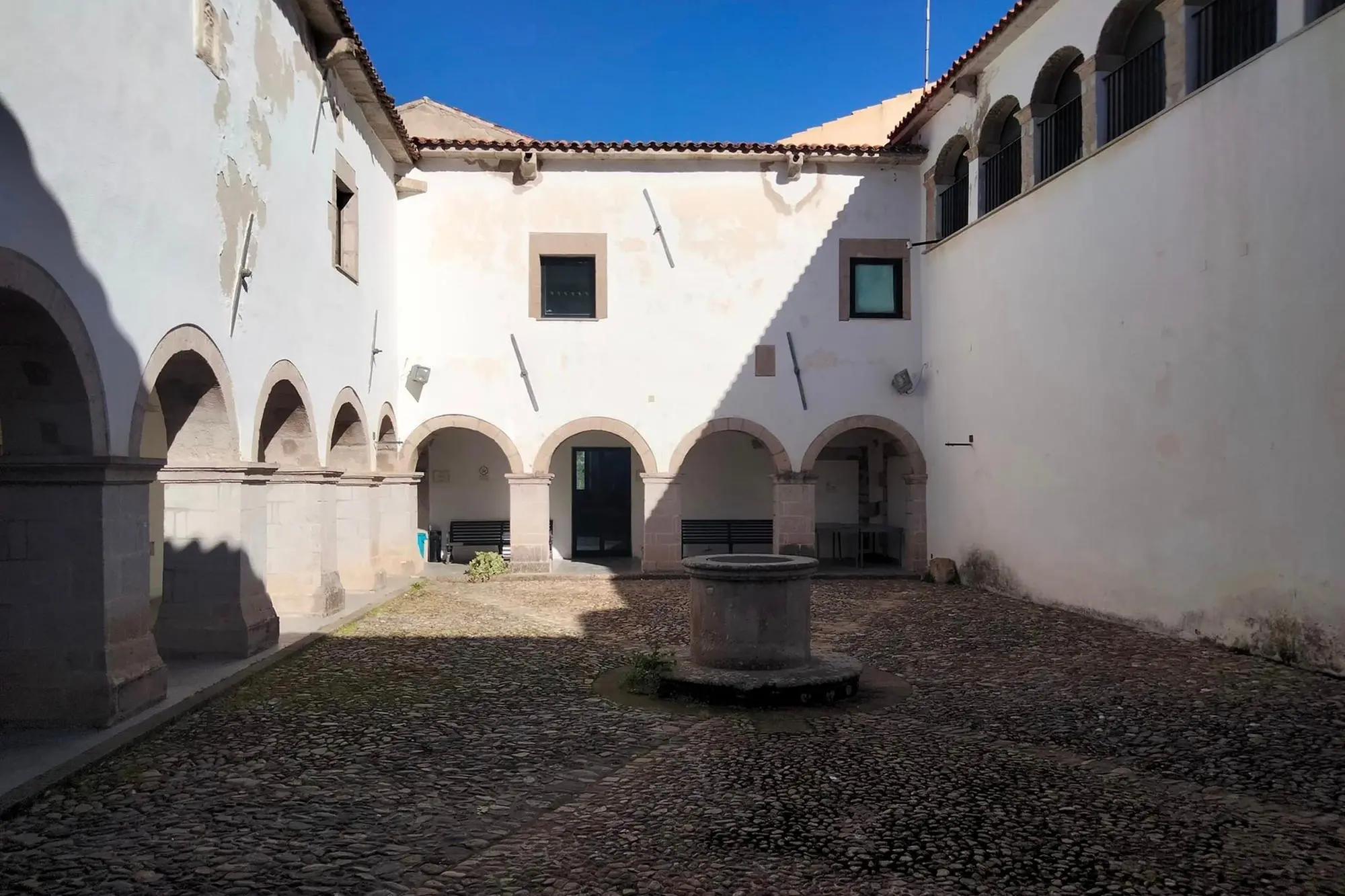 Il chiostro di San Francesco a Ozieri (foto Caria)