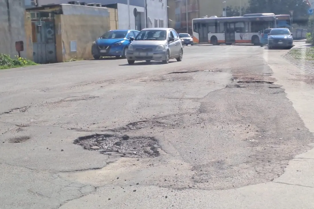 Buche in via Don Bosco a Monserrato, verso l'inizio di via San Gavino (foto Lapenna)