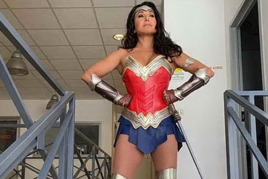 Barbara D'Urso si trasforma in Wonder Woman: pronta alla nuova stagione in tv