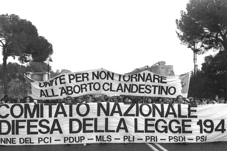 Una manifestazione del partito Radicale per il referendum sull' abrogazione di parte della legge 194 sull'aborto pubblico e gratuito, Roma, gennaio 1981