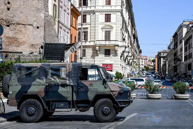 Un mezzo dell'esercito (Ansa)