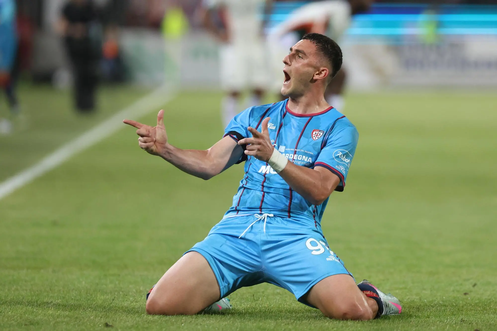 L'esultanza di Roberto Piccoli per il suo gol in Cagliari-Venezia (foto Ansa)