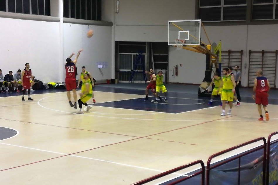 Fabrizio Casula al tiro nella sfida tra Sinis e Scuola Basket Cagliari (foto Giacomo Pala)
