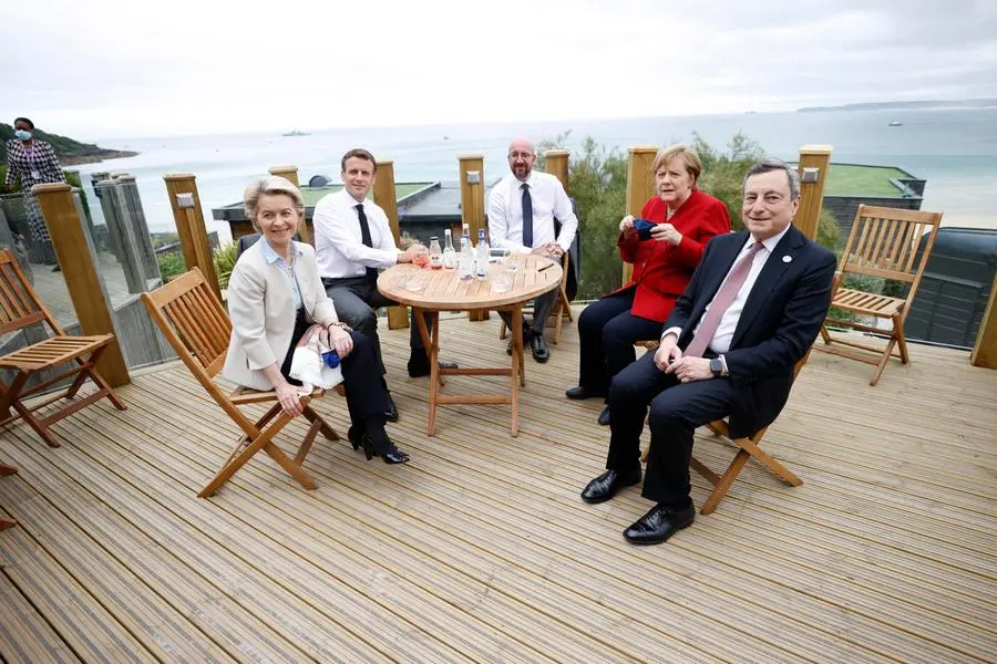 Ursula von der Leyen, Emmanuel Macron, il presidente del Consiglio europeo Charles Michel, Angela Merkel e Mario Draghi