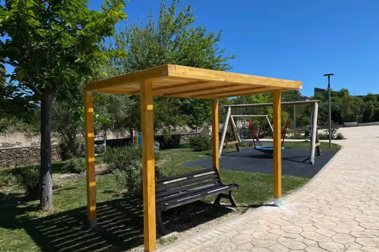 Le panchine ombreggiate nel parco (foto concessa)