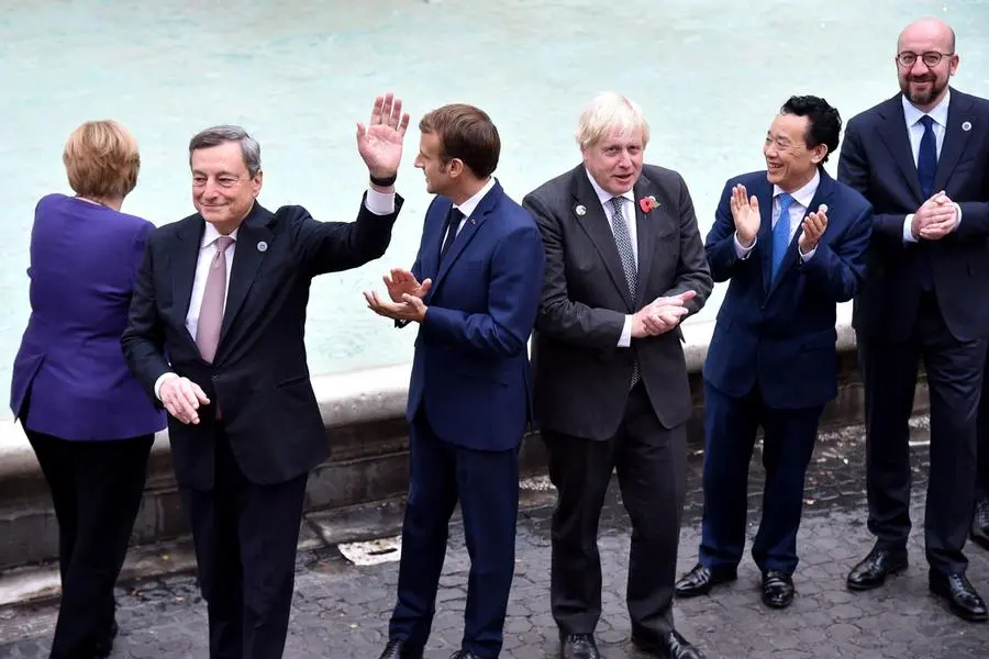 Draghi con alcuni dei leader G20 alla Fontana di Trevi (Ansa)