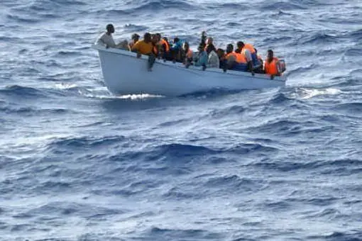 Una barca con alcuni migranti