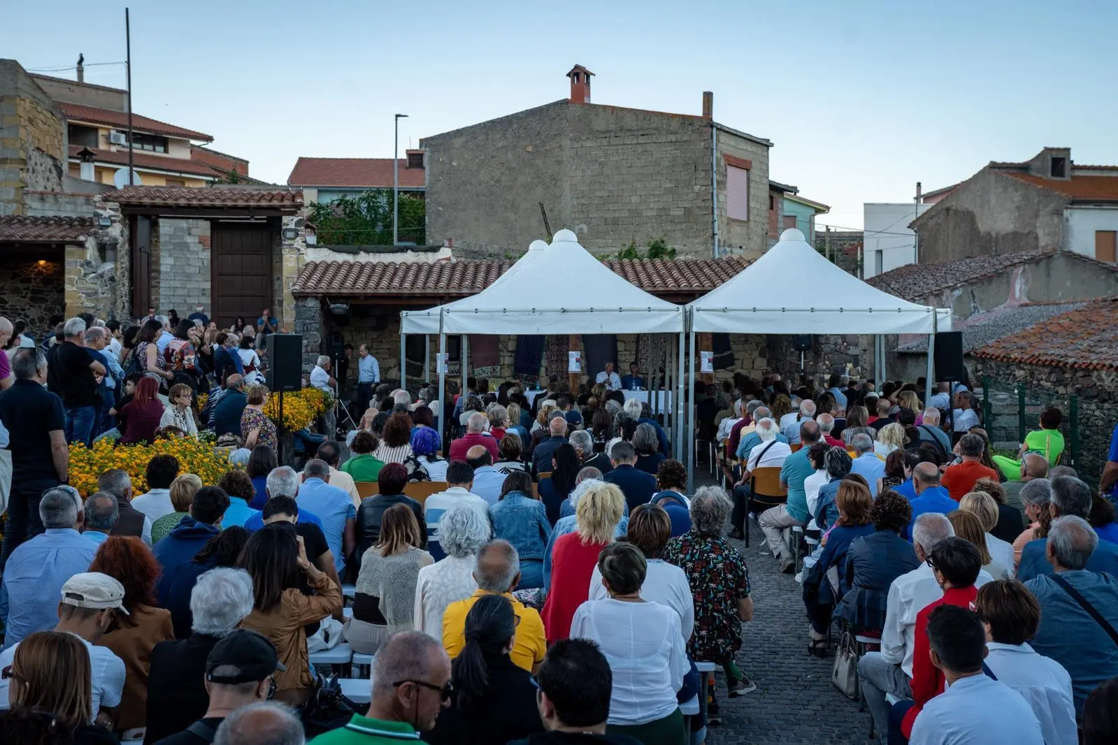 La folla presente a Morgongiori sabato scorso (foto concessa)