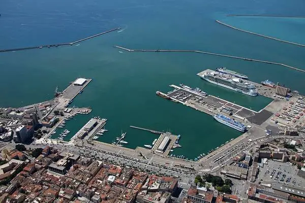 Una veduta aerea del porto di Cagliari