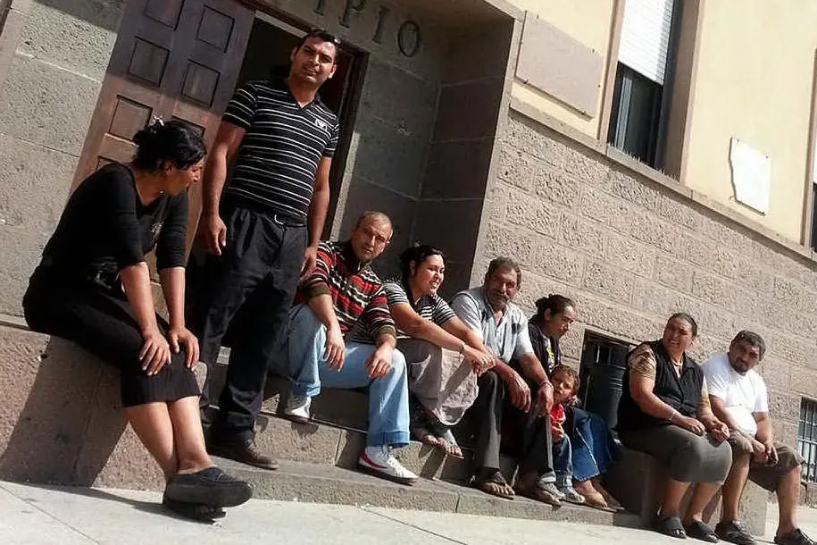 Gli abitanti del campo rom in piazza Roma
