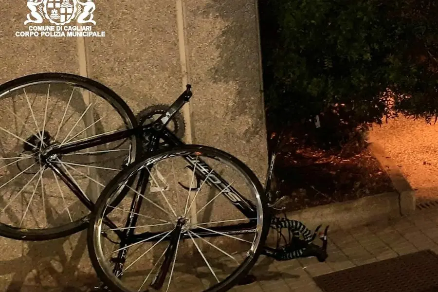 La bicicletta (foto Polizia municipale)