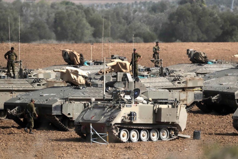 Carri armati israeliani al confine con la Striscia di Gaza (Ansa)