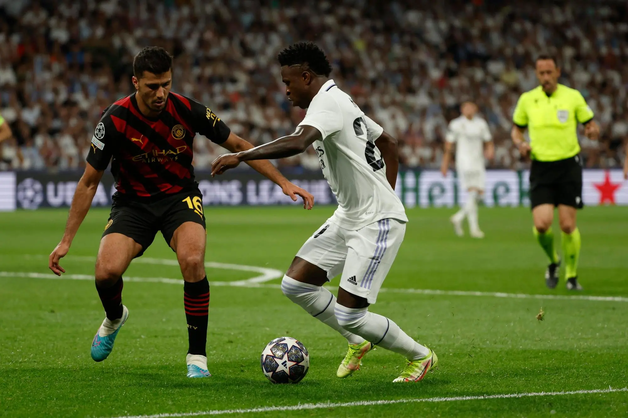 epa10618210 Real Madrid's Vinicius Junior (R) vies for the ball against Manchester's Rodri Hernandez, during the UEFA Champions League semifinal first leg soccer match between Real Madrid and Manchester City at Santiago Bernabeu Stadium, in Madrid, Spain, 09 May 2023. EPA/Juanjo Martin
