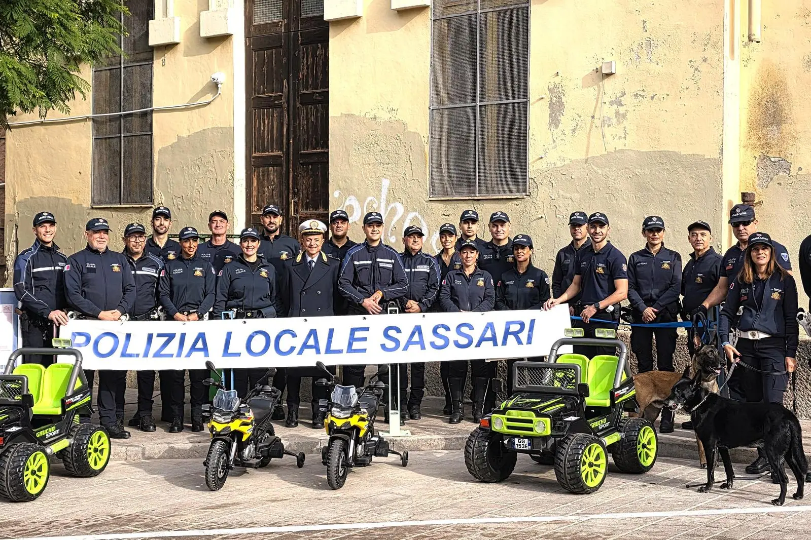 La polizia locale in piazza San Donato