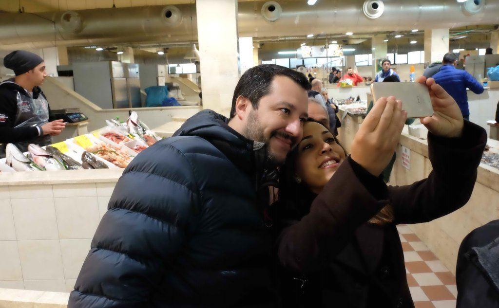 Salvini si concede per un selfie al mercato di San Benedetto a Cagliari