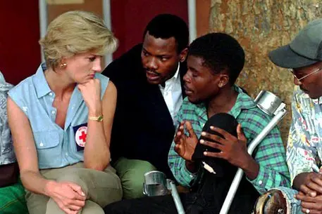 Diana con i ragazzi africani, ha sempre avuto a cuore questa parte del mondo e i bambini