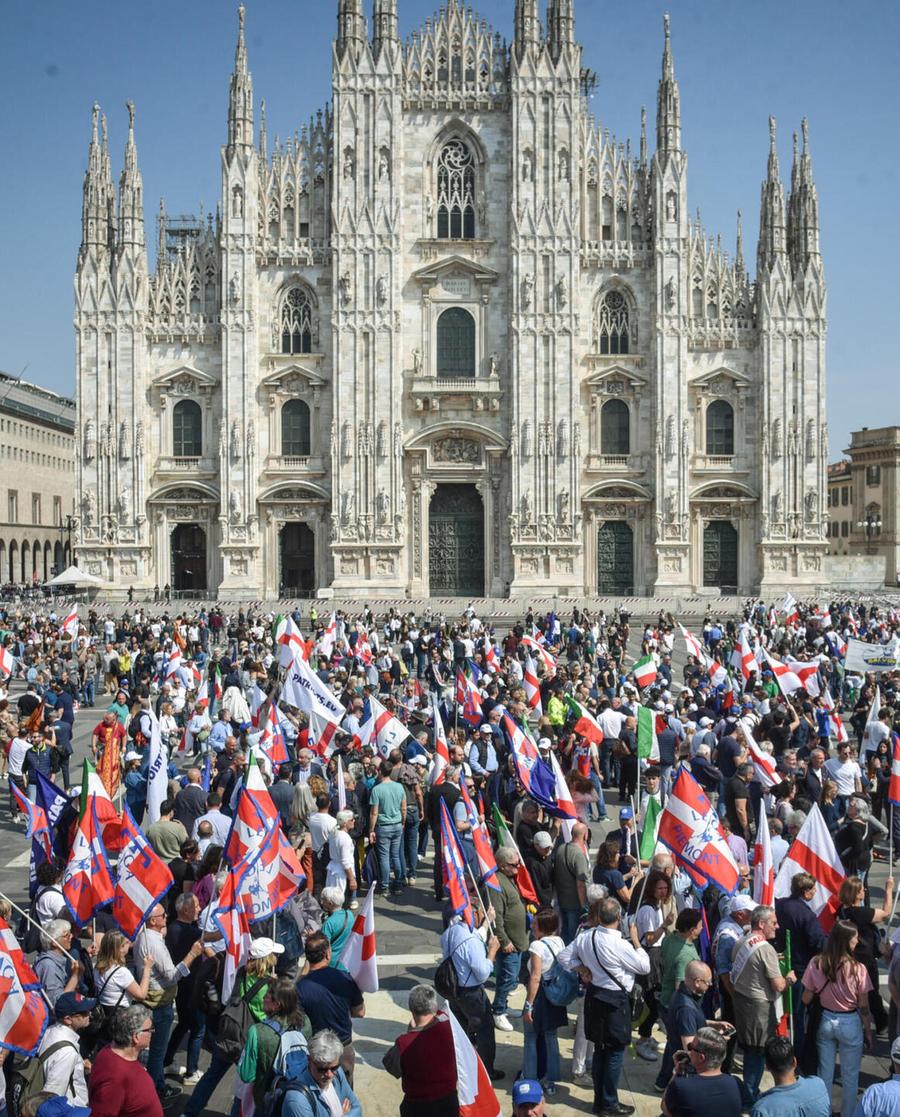 La piazza dei Patrioti No-Ue
