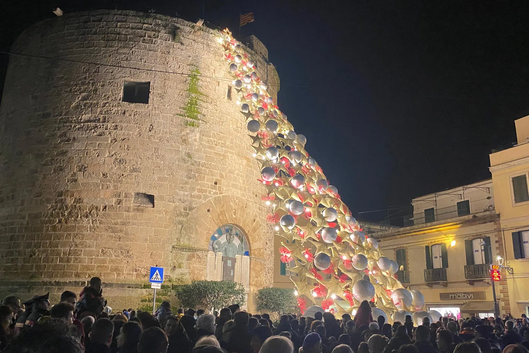 La folla per l'accensione dell'albero di Natale ad Alghero (L'Unione Sarda - Fiori)