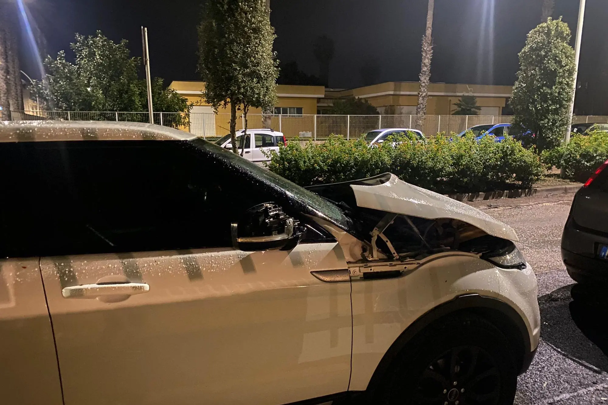 L'auto danneggiata dalla bomba-carta (foto Fiori)