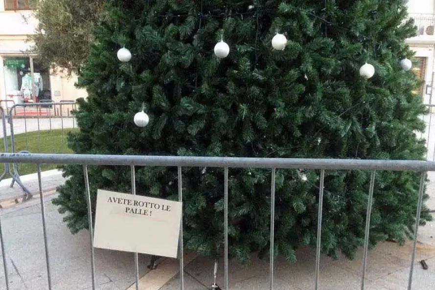 Il cartello comparso a Sanluri