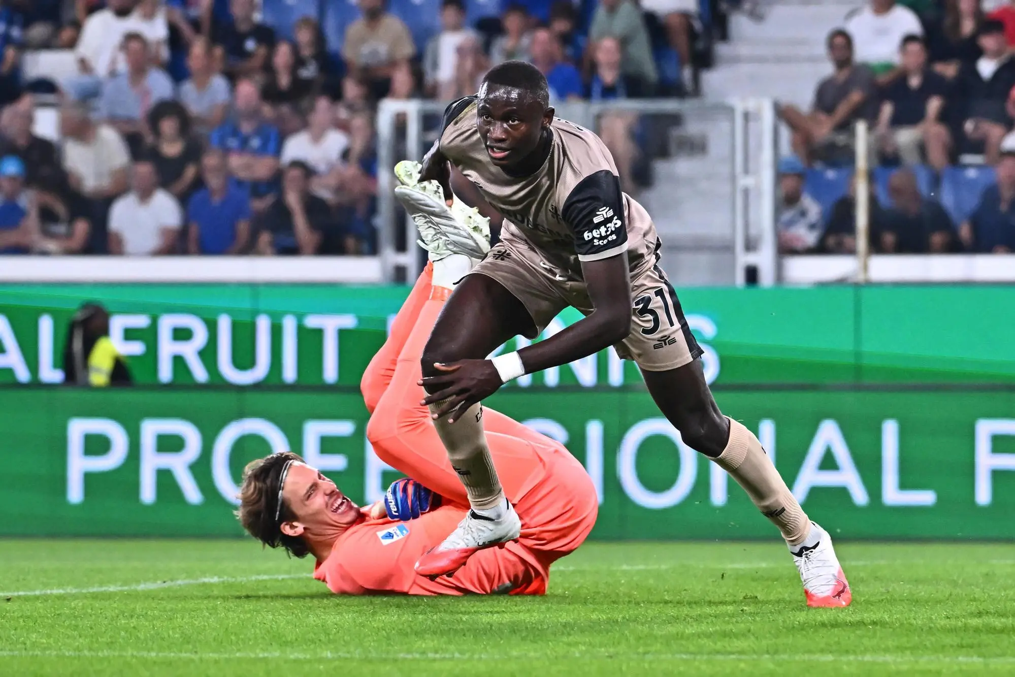 Paul Mendy esulta per il gol che ha sbloccato Atalanta-Cagliari (foto Ansa)