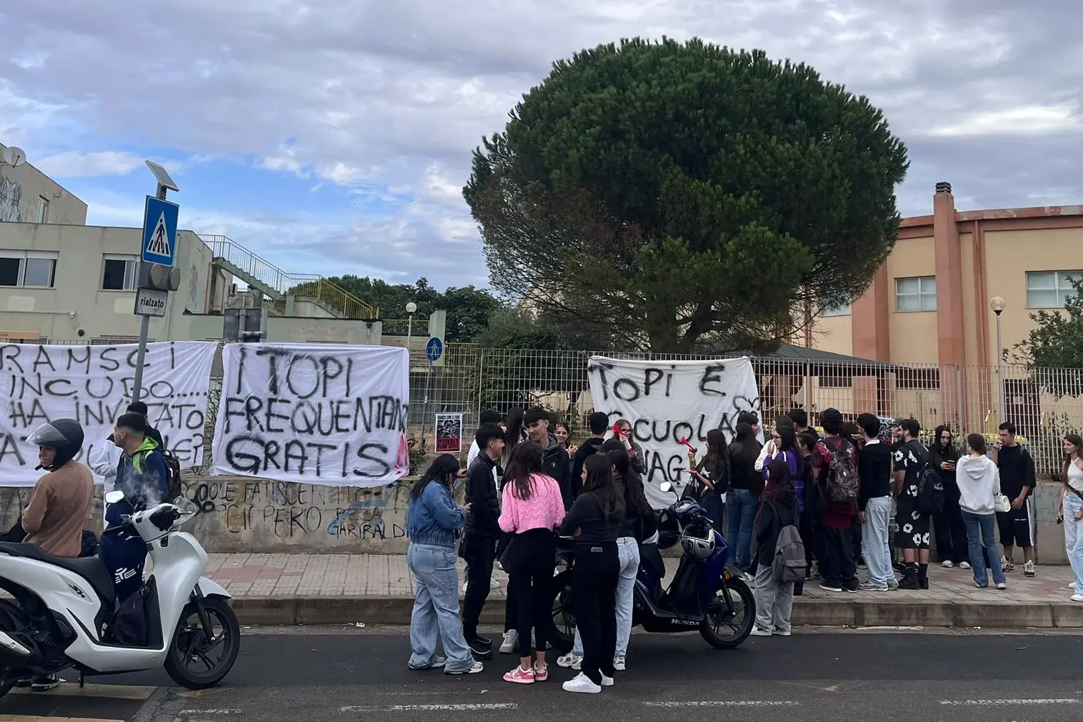 Una protesta degli ultimi giorni nelle scuole a Cagliari