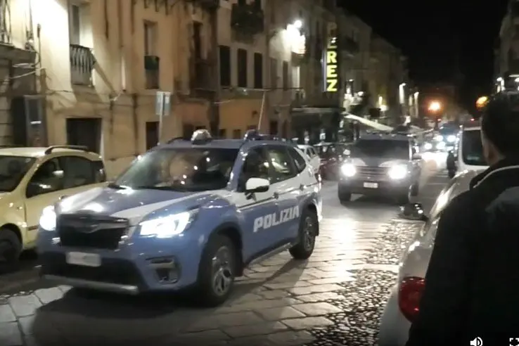immagini della poliziadel blitz compiuto all'alba dalla Squadra mobile della Questura di Sassari - 30 nigeriani arrestati accusati di associazione mafiosa, la banda nigeriana gestiva prostituzione e tratta di esseri umani - Sassari - Calvi 20.05.2025