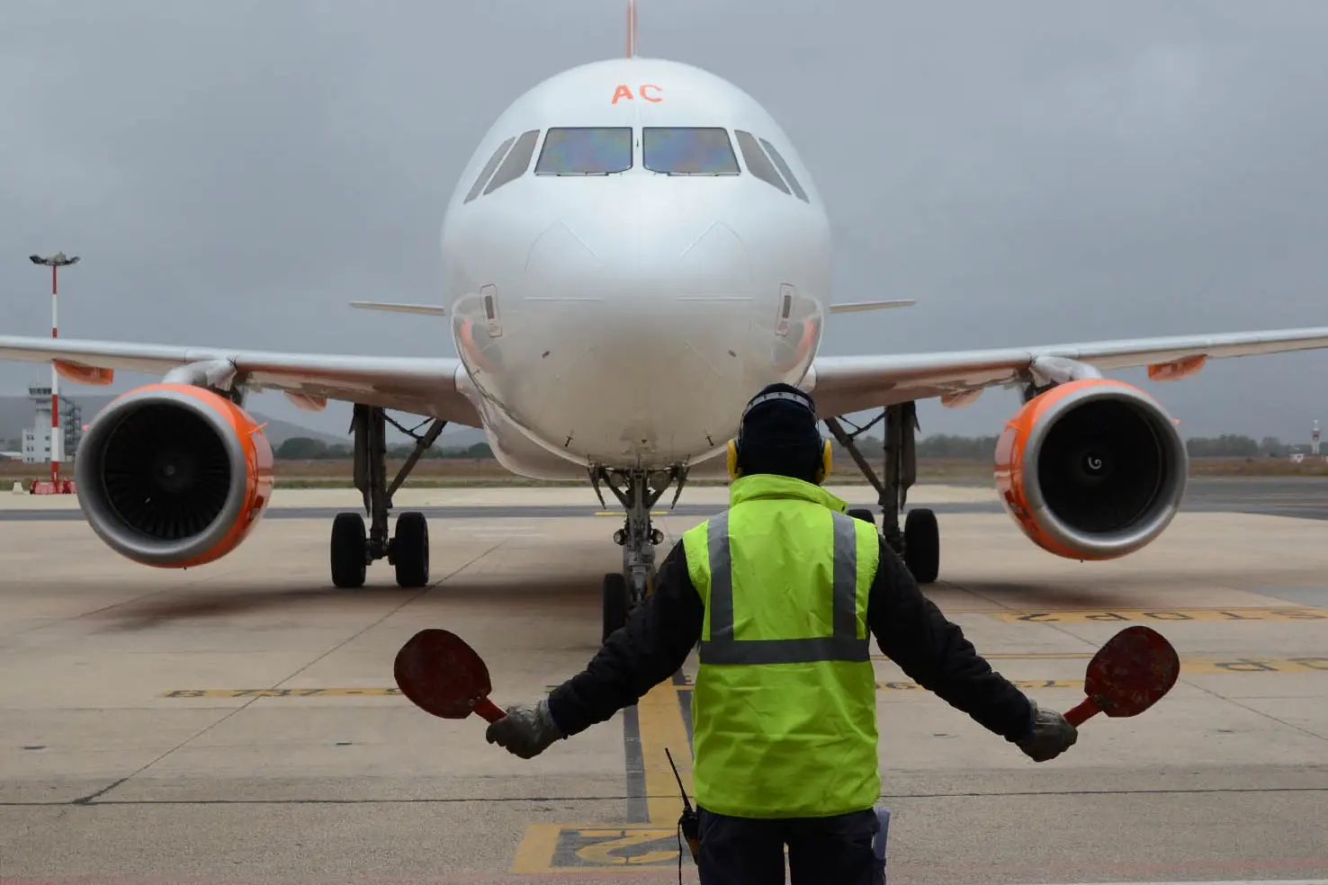 l'areo Easy Jet in arrivo da Londra all'aeroporto di Alghero - foto Gloria CAlvi 28.11.2017