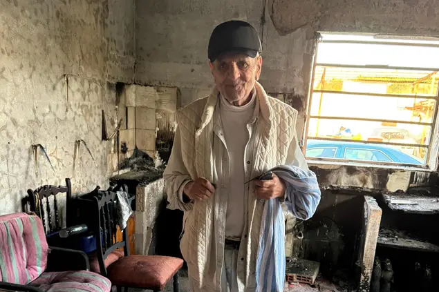 Aristide Loddo, 85 anni, nella sua casa distrutta da un incendio causato da un corto circuito venti giorni fa (foto Angela Caddeo)