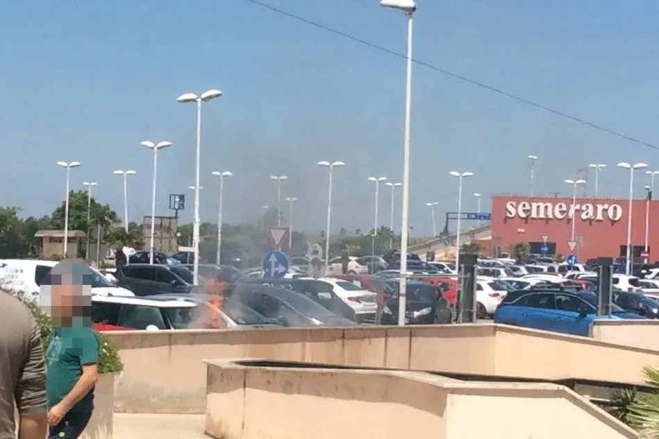 L'auto in fiamme nel parcheggio del centro commerciale