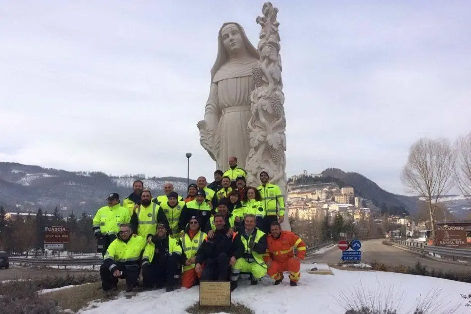 I volontari della Prociv Italia a Cascia (foto L'Unione Sarda - Ena)