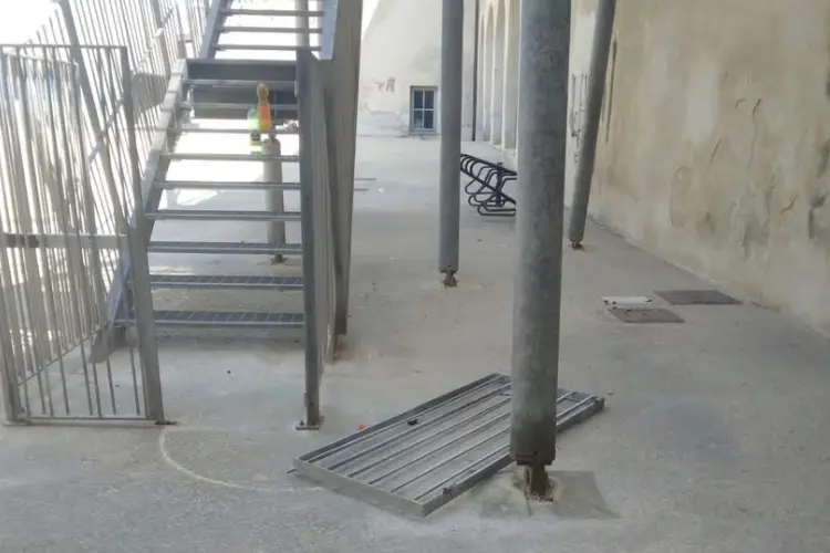 La porta d'ingresso divelta all'università di Alghero