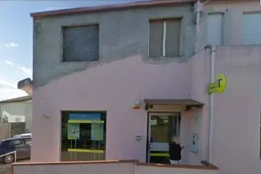 L'ingresso dell'ufficio postale di Decimoputzu