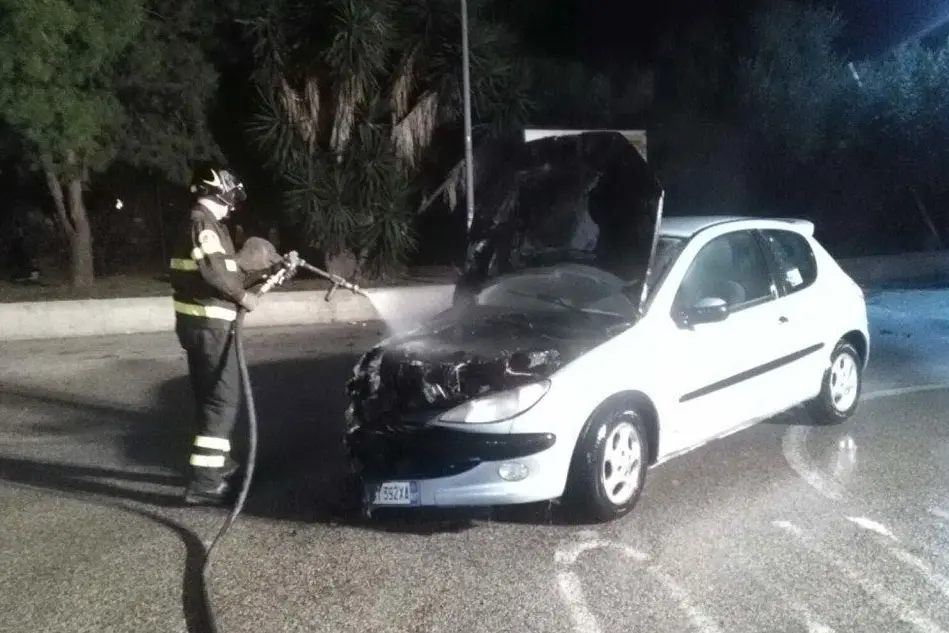 I vigili del fuoco spengonole fiamme della Peugeot