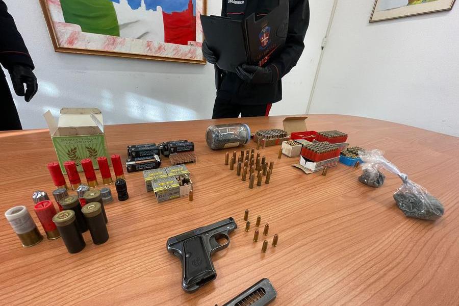 Pistola senza matricola, munizioni e polvere da sparo: 50enne in manette ad Alghero