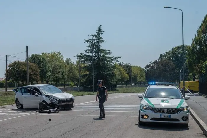 Il punto di via Saponaro, nel quartiere Gratosoglio di Milano, dove poco prima di mezzogiorno una donna di 71 anni è morta dopo essere stata investita da un'auto, 11 Agosto 2025. La persona che era alla guida ha abbandonato la macchina ed è scappata. Si tratta di un'auto con targa francese che è risultata rubata. Sul posto la polizia locale. Ansa/Andrea Fasani