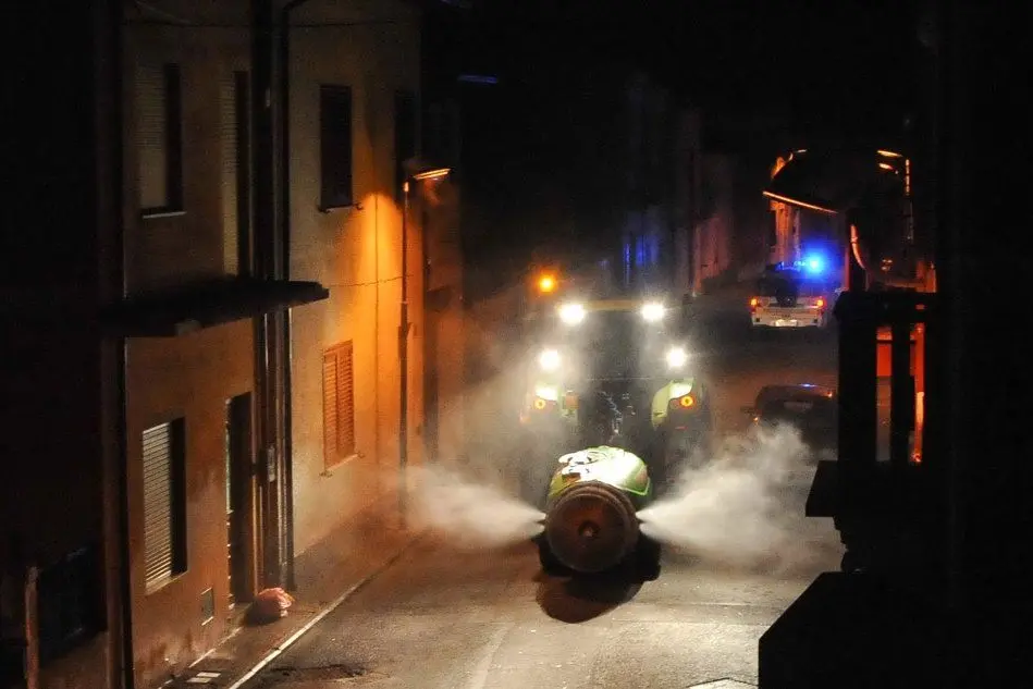 I mezzi impegnati nella sanificazione delle strade (foto L'Unione Sarda - Cucca)