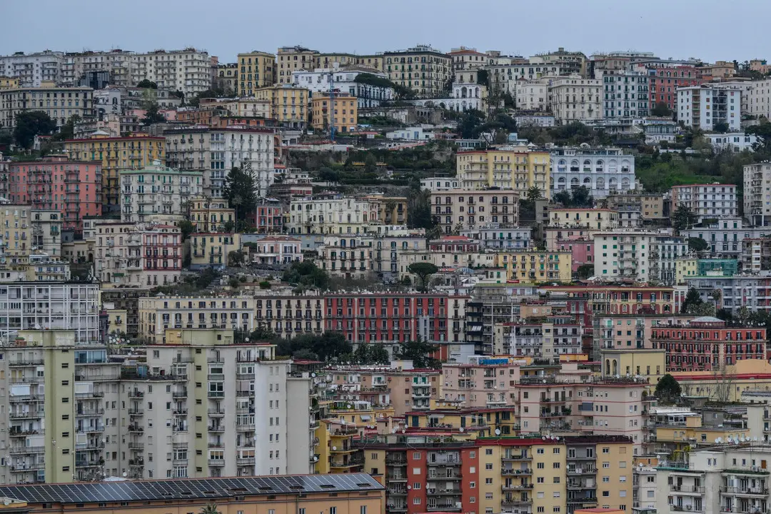 Una panaroamica di una città in una foto simbolo