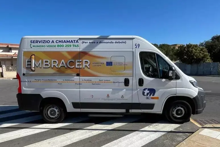 Il bus che verrà utilizzato per il nuovo servizio Ctm (Foto Federica Lai)
