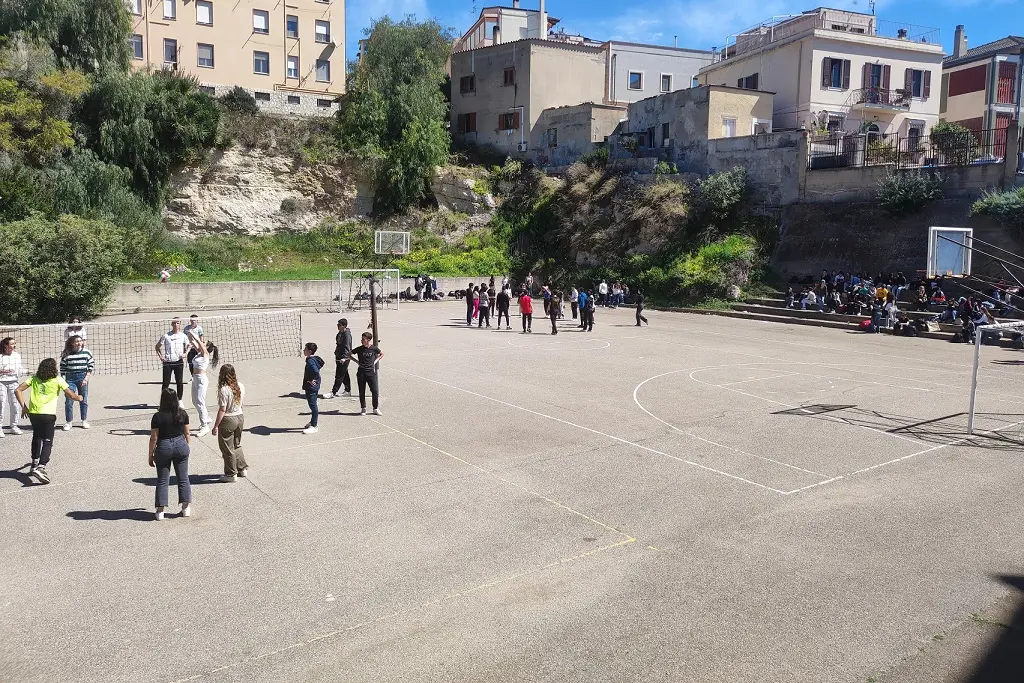 Gli studenti del Siotto si dedicano agli sport all'aperto durante l'occupazione (L'Unione Sarda)
