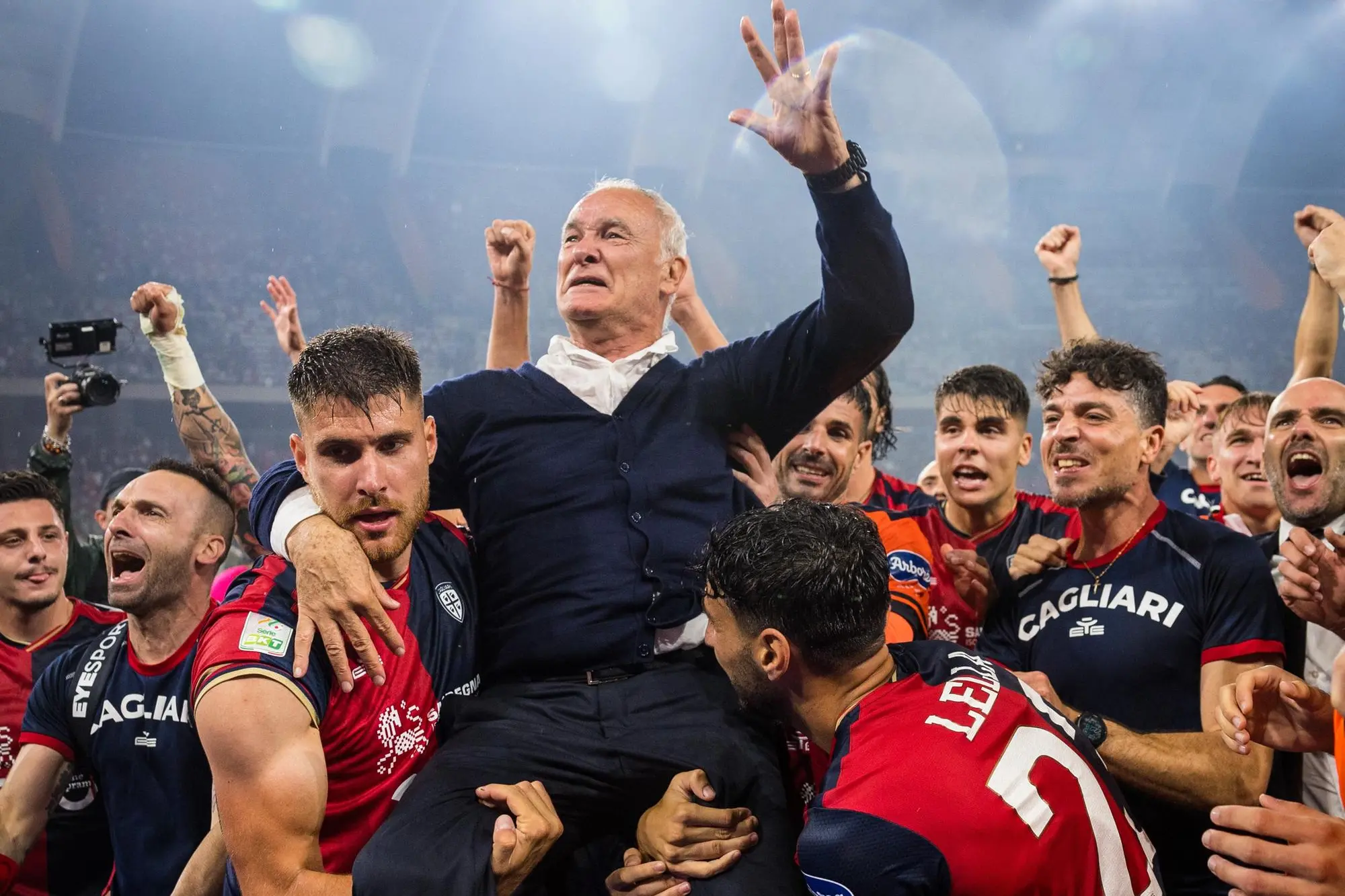 Claudio Ranieri portato in trionfo dalla squadra (foto Spano)