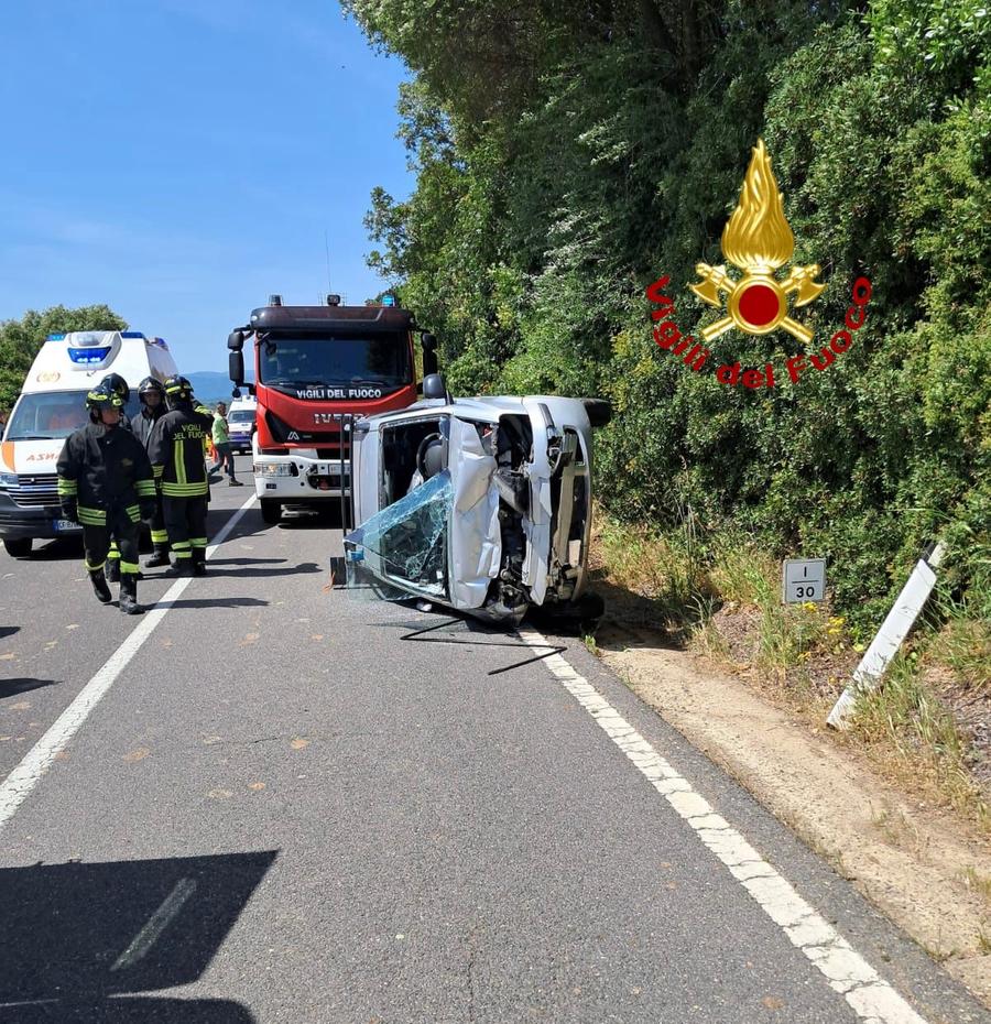 Frontale sulla statale 129, auto si ribalta: due feriti