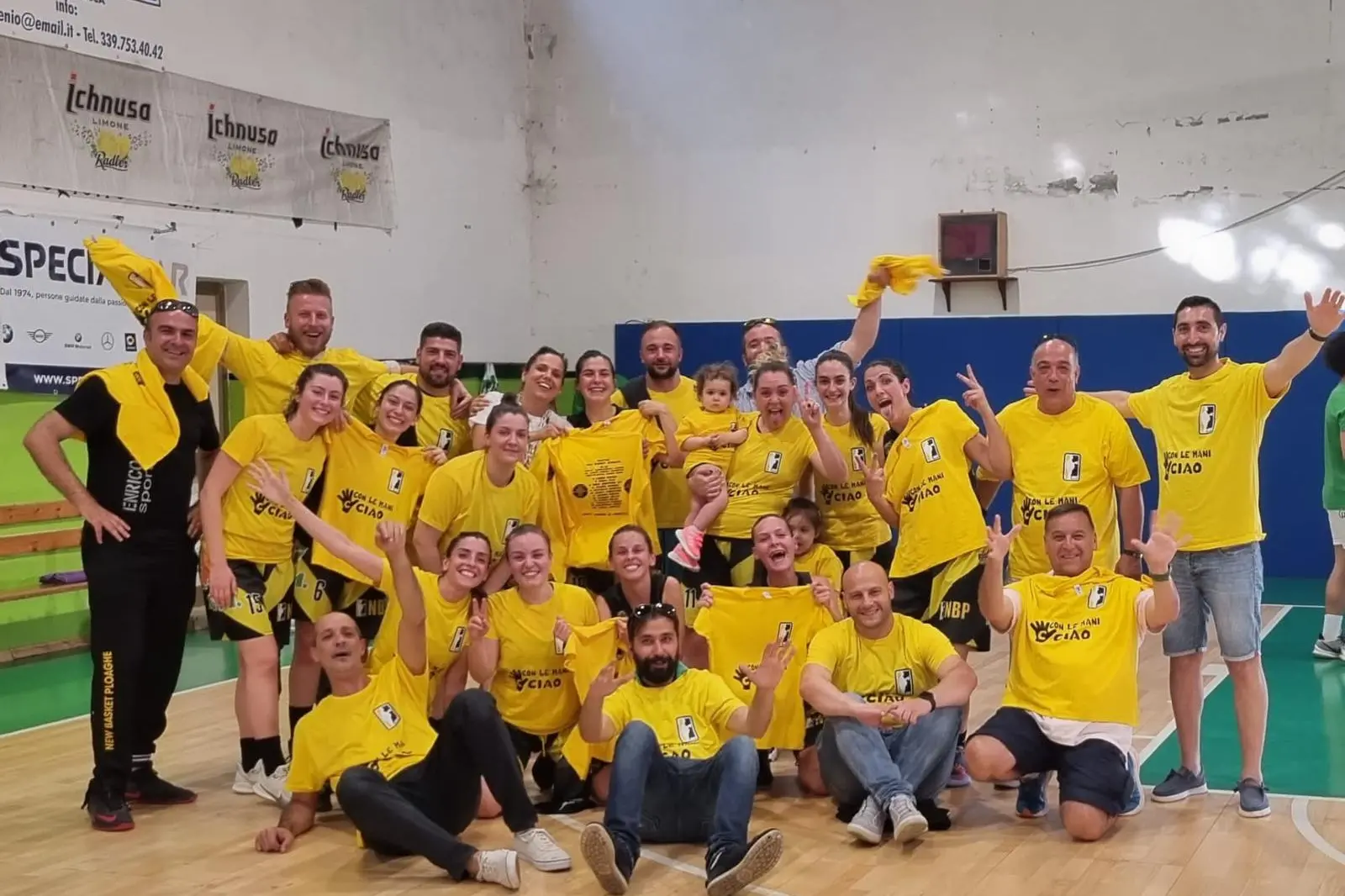 I festeggiamenti della New Basket Ploaghe dopo la vittoria contro la Ferrini Quartu (foto concessa dal New Basket Ploaghe)