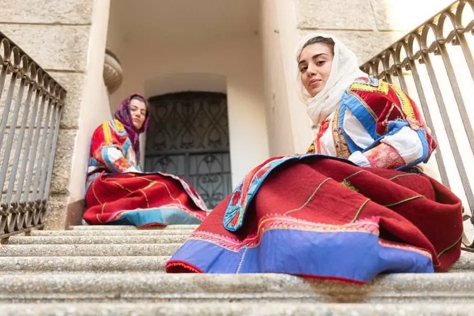 I costumi tradizionali di Aritzo, splendidamente portati da Laura Mele e Giuseppina Maxia, colorano il monumentale castello Arangino nel cuore del paese. Lo scatto è di @gianluca.carta_photography
