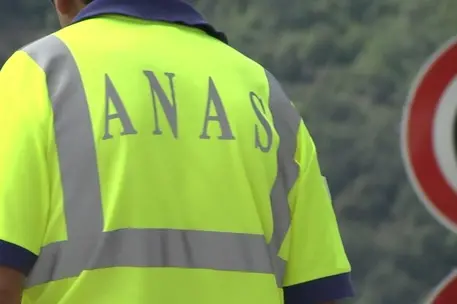 Un addetto dell'Anas (Ansa)