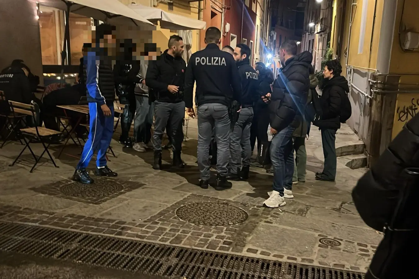 L'intervento della polizia in via Portoscalas